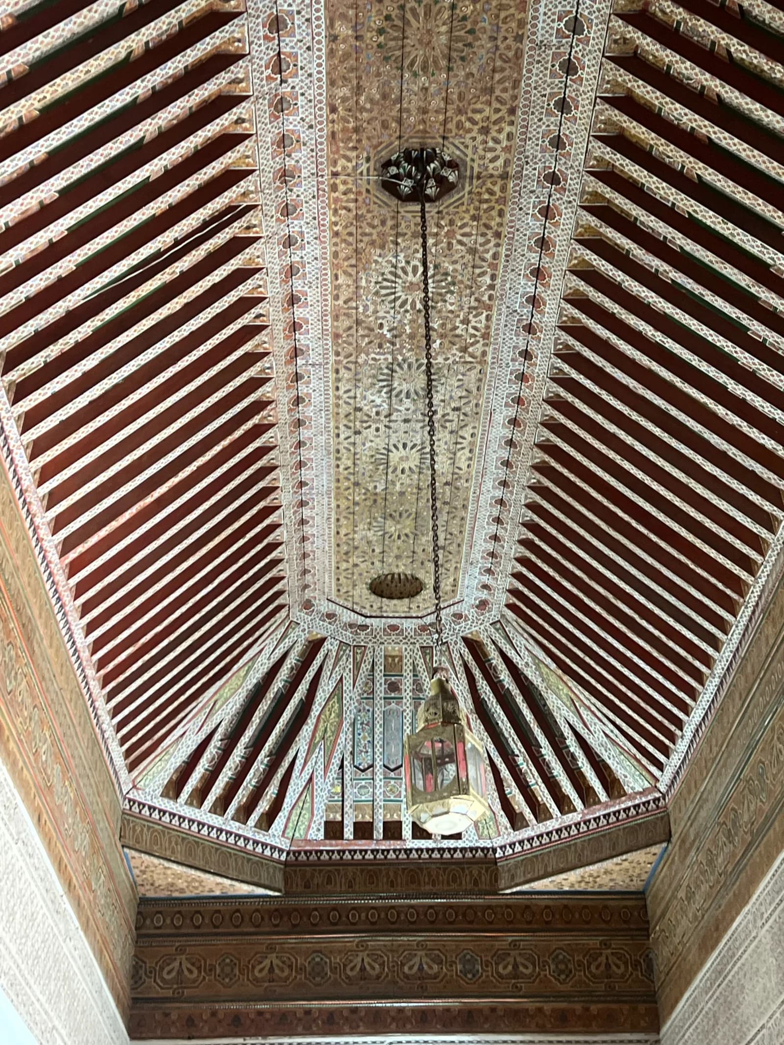 Plafond en cèdre sculpté octogonal avec lustre central au Palais de la Bahia Marrakech