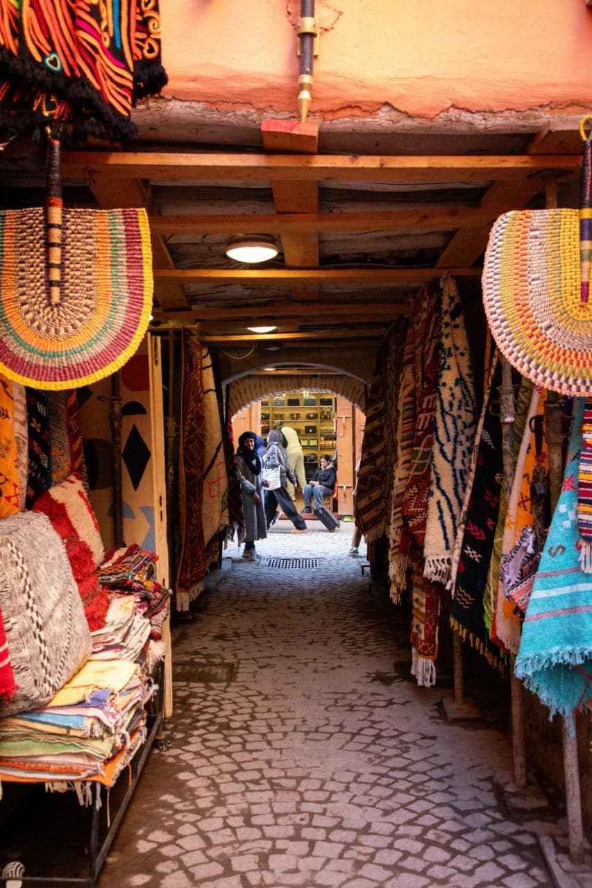 Comment éviter les arnaques dans les souks de Marrakech (Guide complet)