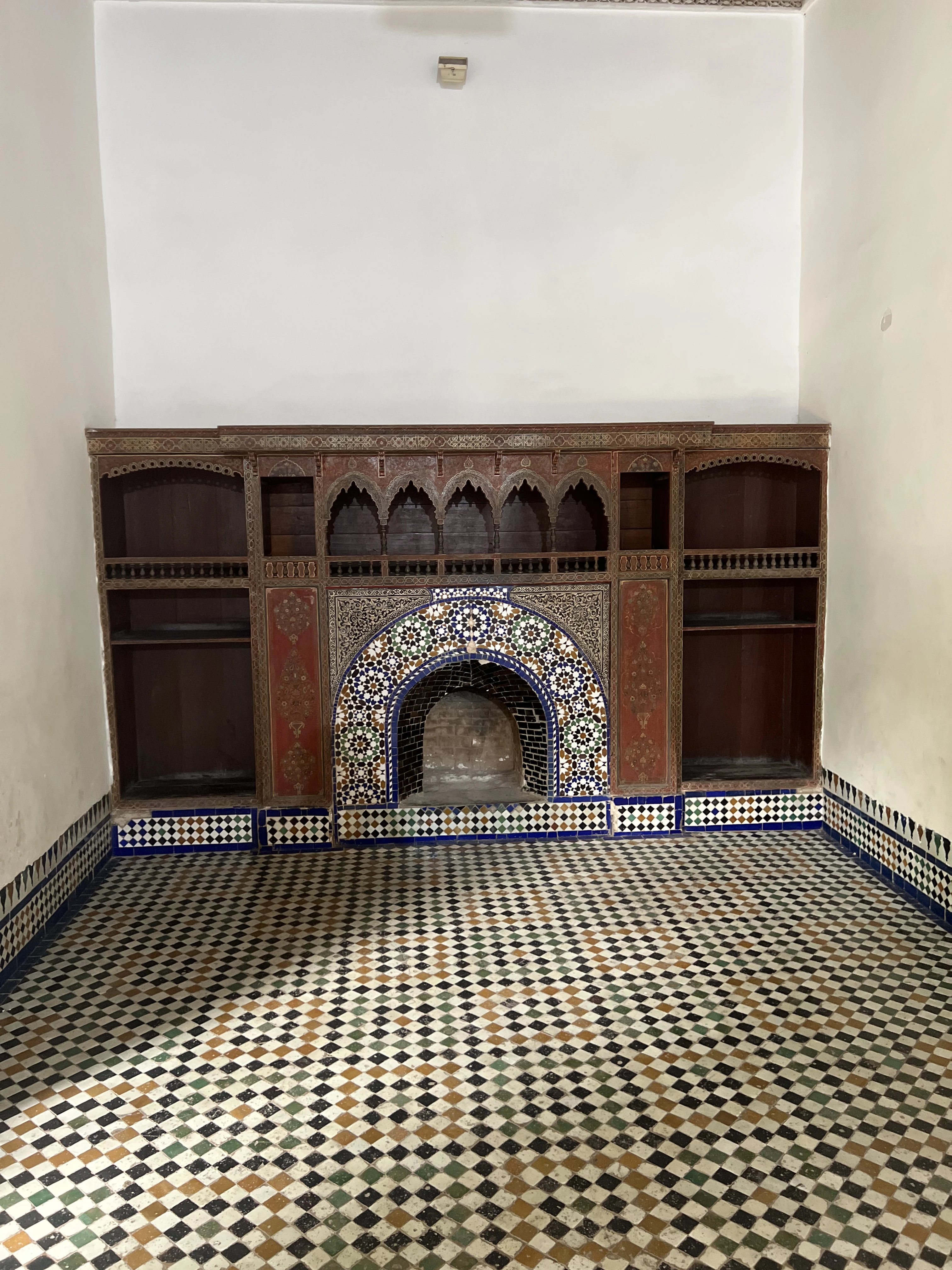 Ruelle carrelée de la médina de Marrakech avec une lanterne marocaine traditionnelle, typique des passages menant aux riads du quartier de la Kasbah près du palais Bahia